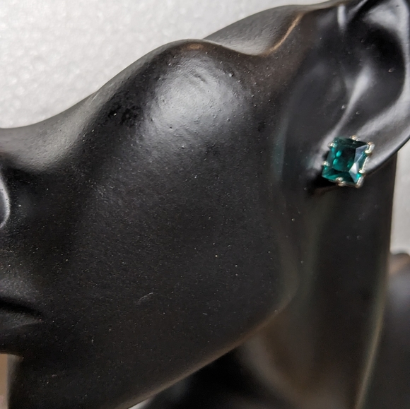 Swarovski Crystal Elements Green Baguette Earrings - Picture 3 of 3